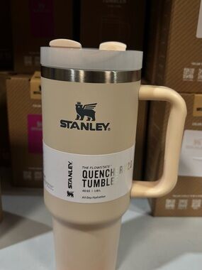 Stanley Quencher Travel Mug in Cream with Handle